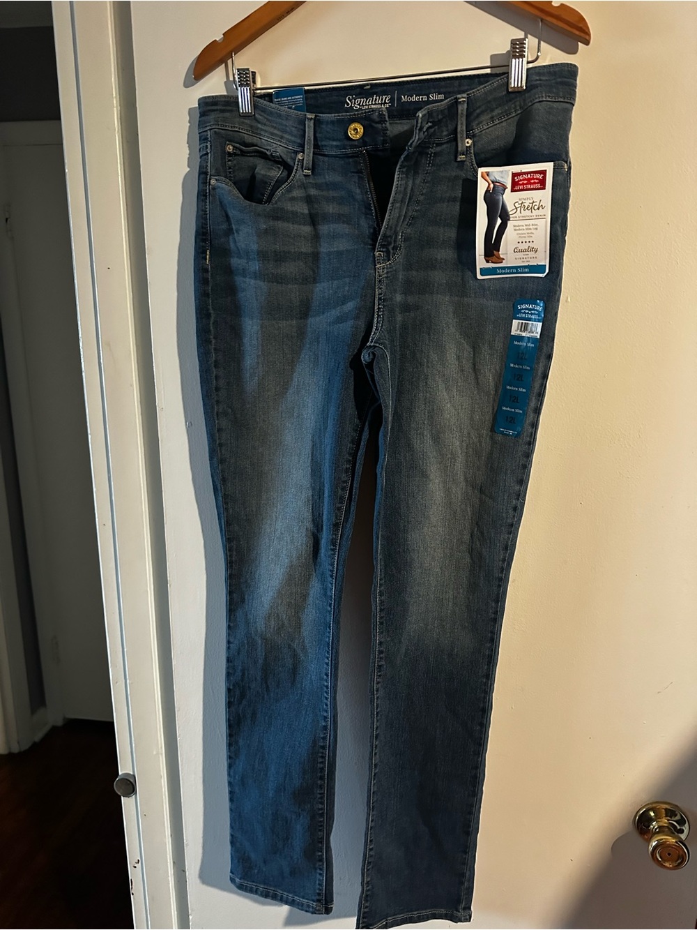 Signature by Levi Strauss Modern Slim Jeans in Faded Blue